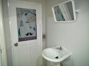 A bathroom at Oui Kaew Homestay