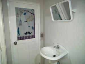 Baðherbergi á Oui Kaew Homestay +37 myndir
