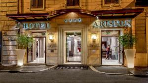 ローマにあるホテル アリストンのホテル入口付きのホテルビル