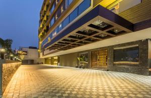 乌贾因Hotel Abika Elite的前面有走道的建筑