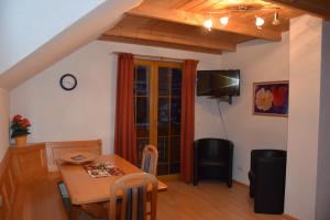 Μια τηλεόραση ή/και κέντρο ψυχαγωγίας στο Ferienwohnungen Unterweger