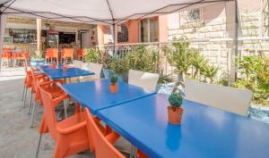 Reštaurácia alebo iné gastronomické zariadenie v ubytovaní Tsolakis Studios & Apartments