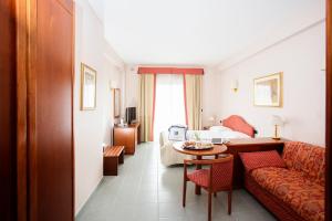 A television and/or entertainment centre at Hotel Fontana Olente