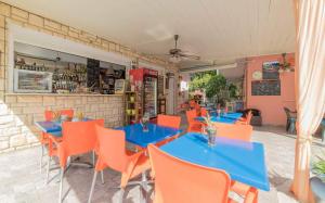 Reštaurácia alebo iné gastronomické zariadenie v ubytovaní Tsolakis Studios & Apartments