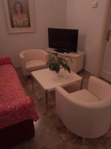 een woonkamer met een bank en een tv bij Appartamento Rifredi in Florence