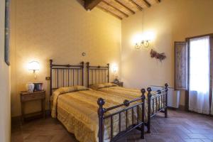 sypialnia z dużym łóżkiem w pokoju w obiekcie Agriturismo Le Gallozzole w mieście Monteriggioni