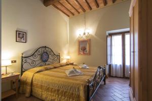 ein Schlafzimmer mit einem großen Bett in einem Zimmer in der Unterkunft Agriturismo Le Gallozzole in Monteriggioni