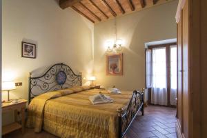 a bedroom with a large bed in a room at Agriturismo Le Gallozzole in Monteriggioni