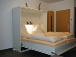 ヴィリンゲンにあるWietheger´s Ferienwohnungen Gästehaus Strycktal IIのベッド1台(ライト付)が備わる客室です。