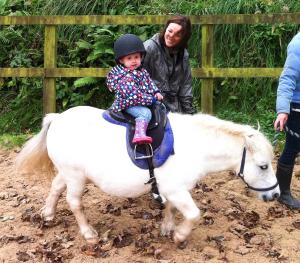 Polean Farm Cottages - With Free Animal Feeding and Pony Rides and Free Access to a Nearby Pool gyermekkorú vendégei