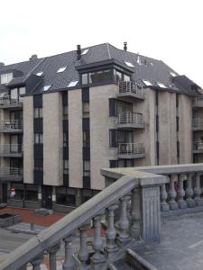 un gran edificio de apartamentos con balcón frente a él en Beau Site, en Blankenberge