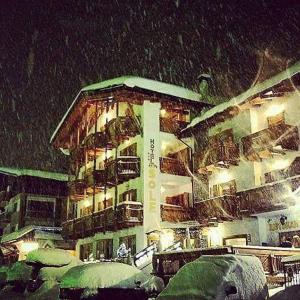ein großes Gebäude im Schnee mit Schnee in der Unterkunft Hotel Sole in Passo del Tonale