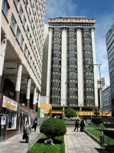 un grupo de personas caminando delante de un edificio en Hotel Gloria La Paz, en La Paz