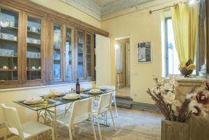 フィレンツェにあるMeriggio Apartmentのダイニングルーム(テーブル、椅子付)