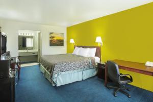 Postel nebo postele na pokoji v ubytování Days Inn by Wyndham Delta