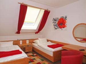 a bedroom with two beds and a mirror at Hotel Sonne29 in Ebermannstadt