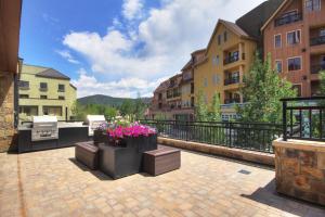 Un balcón con algunas flores y algunos edificios. en Village at Breckenridge Resort, en Breckenridge