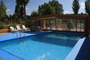 a swimming pool with a gazebo and a swimming poolvisor at Isis de Cuenca Alojamiento Superior especial para Moteros con Piscina in Arcas