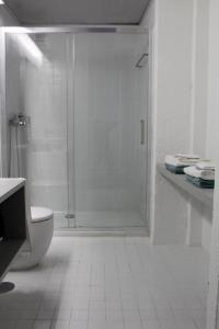 ポルトにあるBonjardim Flats - T1 com varandaの白いバスルーム(シャワー、トイレ付)