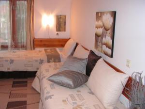 Een bed of bedden in een kamer bij Guest House Voyno
