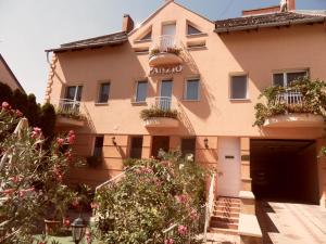a building with flowers in front of it at Kálmán Panzió in Szeged