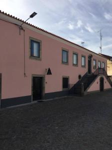 un grand bâtiment avec un escalier en face de celui-ci dans l'établissement Casa do Brigadeiro, à Lajeosa