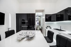 A kitchen or kitchenette at Opera Balkony Luxury Apartment with free parking