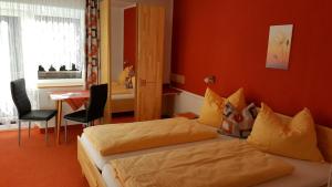 Postel nebo postele na pokoji v ubytování Hotel Pension Oswald