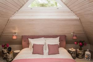Un pat sau paturi într-o cameră la Adami Country Guesthouse