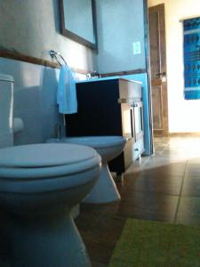 Bilik mandi di Gran Cabaña en Villa Yacanto +25 gambar