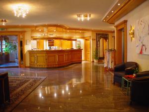 eine große Lobby mit einem großen hölzernen Gerichtssaal in der Unterkunft Hotel Marxzeller Mühle in Marxzell
