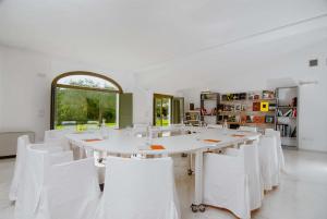 een grote kamer met witte tafels en witte stoelen bij Acquaghiaccia Spa & Country House in Vagli
