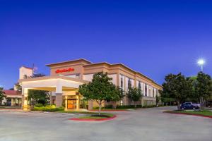 un edificio de hotel con un aparcamiento enfrente en Hampton Inn Houston Stafford, en Stafford