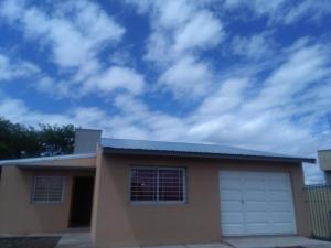 una casa con un garaje y un cielo nublado en Casa Los Duraznos en San Rafael