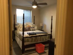 1 dormitorio con 1 cama con ventilador y ventana en Like Home but Better! A Boulder Favorite!! en Boulder