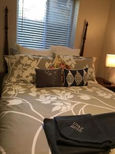 Una cama con almohadas y un bolso. en Like Home but Better! A Boulder Favorite!! en Boulder