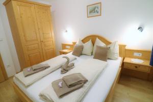 A bed or beds in a room at Appartements Umfahrer