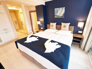 Łóżko lub łóżka w pokoju w obiekcie Strandresort Prora - WG 216 mit Meerblick und IR-Sauna
