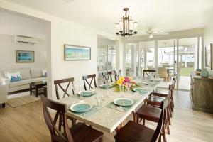 una sala da pranzo e un soggiorno con tavolo e sedie. di Coral Cay Villas a Cherryfield