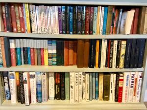 a book shelf filled with lots of books at The Dorset Arms Pub & Cottage Rooms in Groombridge