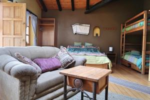 Voodi või voodid majutusasutuse The Lazy Dog Inn a Mountain Lodge toas
