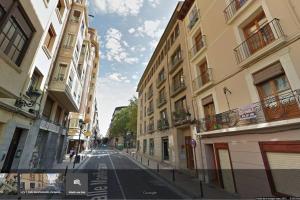 une vue sur une rue urbaine vide avec des bâtiments dans l'établissement Oupen de dor El Pilar - Manifestación, à Saragosse