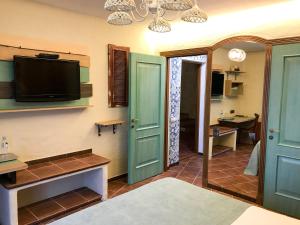 Televiisor ja/või meelelahutuskeskus majutusasutuses Komilfo Hotel