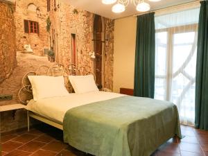 Un pat sau paturi într-o cameră la Komilfo Hotel