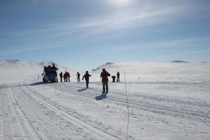 a group of people cross country skiing in the snow at Høvringen Høgfjellshotell in Høvringen