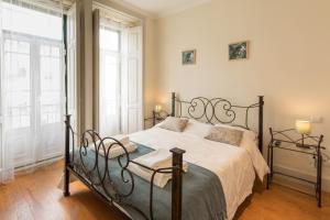 - une chambre avec un lit et une grande fenêtre dans l'établissement "HomeySuite" in Lisbon City Centre, à Lisbonne
