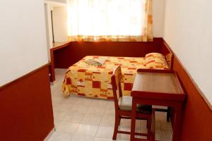 1 dormitorio con cama, mesa y escritorio en Hotel Madero, en Villahermosa