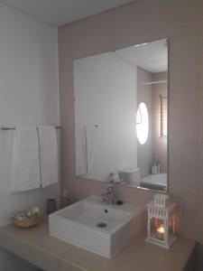 baño con lavabo blanco grande y espejo en Casa do Beco do Beiçudo centro de Evora, en Évora 19 fotos más