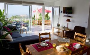ラ・オロタバにあるLos Tropicalesのリビングルーム(青いソファ、テーブル付)