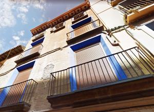 budynek z niebieskimi oknami i balkonem w obiekcie Oupen de dor - Boggiero w Saragossie